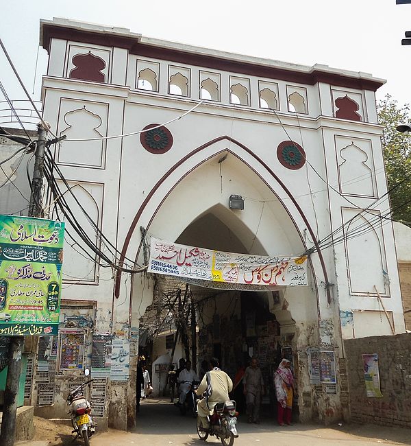 The façade of Bhati Gate