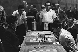 На Олимпиаде в 1964 году. За партией Билек — Домниц наблюдает чемпион мира Т. В. Петросян.