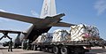 Transport kwasu borowego, stosowanego w czasie akcji ratowniczej, wyładowywany z amerykańskiego samolotu Lockheed C-130 Hercules w japońskiej bazie lotniczej Hyakuri (19 marca 2011)