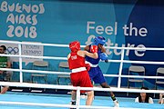 Deutsch: Boxen bei den Olympischen Jugendspielen 2018 Tag 12, 18. Oktober 2018 - Finale Leichtgewicht Mädchen – Junioren-Weltmeisterin und dreifache Juniorinnen-Europameisterin Caroline Sara DuBois (Großbritannien, blau) schlägt Juniorinnen-Asienmeisterin Porntip Buapa (Thailand, rot). English: Boxing at the 2018 Summer Youth Olympics on 18 October 2018 – Girls' lightweight Gold Medal Bout – Caroline Sara DuBois (Grat Britain, blue) wins over Porntip Buapa (Thailand, red). Español: Boxeo en los Juegos Olímpicos Juveniles de Verano de 2018 en 18 de octubre de 2018 - Combate de medalla de oro de peso ligero para niñas - Caroline Sara DuBois (Gran Bretaña, azul ) gana sobre Porntip Buapa (Tailandia, rojo).