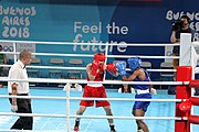 Deutsch: Boxen bei den Olympischen Jugendspielen 2018 Tag 12, 18. Oktober 2018 - Finale Leichtgewicht Mädchen – Junioren-Weltmeisterin und dreifache Juniorinnen-Europameisterin Caroline Sara DuBois (Großbritannien, blau) schlägt Juniorinnen-Asienmeisterin Porntip Buapa (Thailand, rot). English: Boxing at the 2018 Summer Youth Olympics on 18 October 2018 – Girls' lightweight Gold Medal Bout – Caroline Sara DuBois (Grat Britain, blue) wins over Porntip Buapa (Thailand, red). Español: Boxeo en los Juegos Olímpicos Juveniles de Verano de 2018 en 18 de octubre de 2018 - Combate de medalla de oro de peso ligero para niñas - Caroline Sara DuBois (Gran Bretaña, azul ) gana sobre Porntip Buapa (Tailandia, rojo).