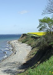 Das Brodtener Steilufer im Landschaftsschutzgebiet Brodtener Winkel. Der Blickwinkel folgt dem Strandweg aus Richtung Niendorf kommend in Richtung Travemünde