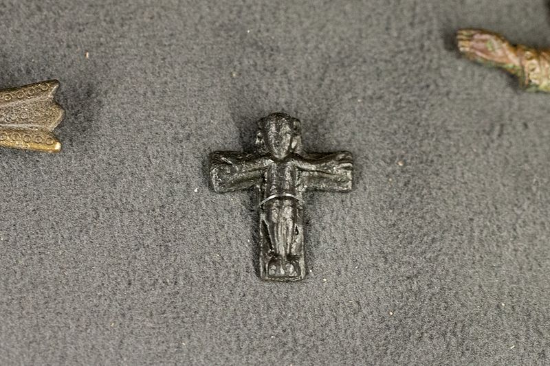 File:Bronze cross, 10th-11th c, exh. Benedictines NG Prague, 150844.jpg