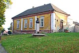 Huis van muziekleraar van Antonín Dvořák met borstbeeld van Dvořák