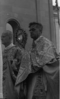 Cardinal Dopfner at Munich's Corpus Christi procession in 1971 Bundesarchiv B 145 Bild-F034083-0013, Munchen, Fronleichnamsprozession.jpg