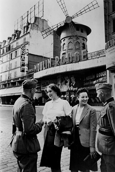 File:Bundesarchiv Bild 101I-129-0480-25, Paris, deutsche Soldaten vor dem Moulin Rouge.jpg