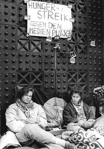 File:Bundesarchiv Bild 183-1990-0908-015, Berlin, Hungerstreik für Erhalt von Jugendradio DT 64.jpg