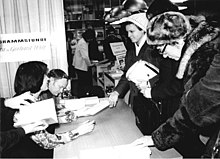 Christa und Gerhard Wolf bei einer Autogrammstunde in Berlin (1973)