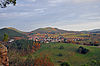 Busenberg, dahinter der Puhlstein (Budelstein). Aufgenommen vom Sprinzel (Dickenbergpfeiler)