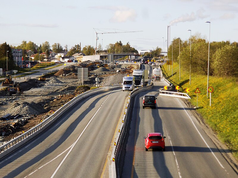 File:Byggingen av den nye firefeltsveien på Tiller i Trondheim 2017 (02).jpg