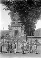 Balinese speerdansers voor een tempelpoort