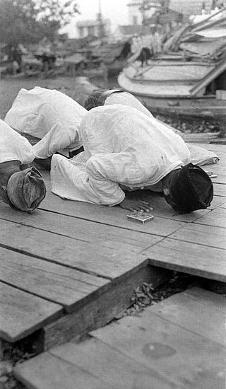 صورة ملتقطة قبل عام 1936 لمصلين إندنوسيين يصلون على الخشب. في المذهب الشيعي تجوز الصلاة على كل شيء طاهر عدا ما يُؤكل أو يُلبس