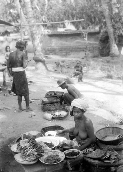 File:COLLECTIE TROPENMUSEUM Een verkoopster van etenswaren in Bangli TMnr 10027760.jpg