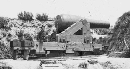 A Confederate 10-inch (254 mm) columbiad on a center pivot mount, similar to the "Demoralizer" in Battery Four at Port Hudson