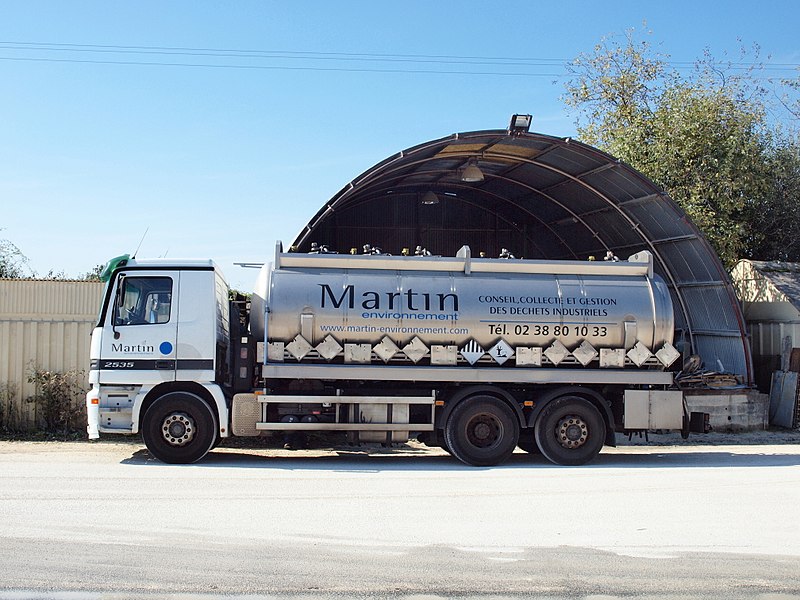 File:Camion collecteur de lubrifiants usagés à Martin.jpg