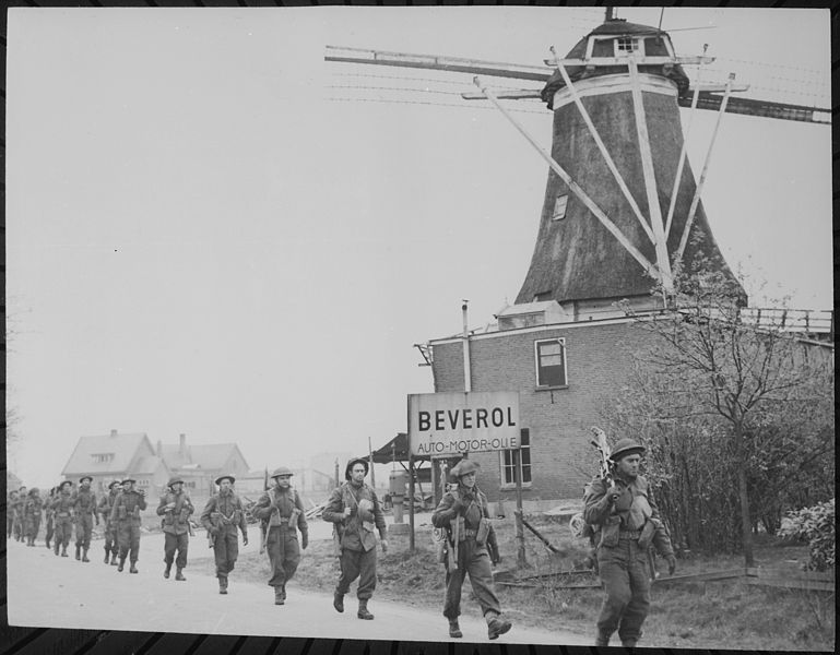 File:Canadian Infantry of the Regiment de Maisonneuve, moving through Holten to Rijssen, Netherlands, 04-09-1945 - NARA - 541912.jpg