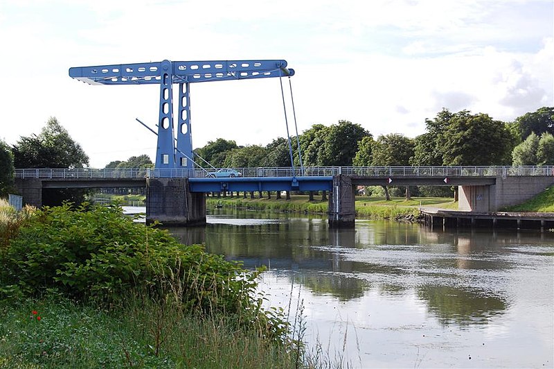 File:Canal de la Somme, Valery-sur-Somme, verkeersbrug.JPG