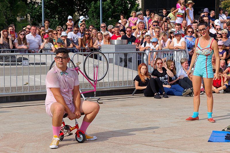 File:Carnaval Sztukmistrzów - Cia. Alta Gama - Adoro - 20190727 1634 4958.jpg