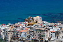 scorcio del borgo di Castellammare del Golfo e la Chiesa Madre