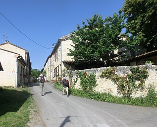Pèlerins traversant le village.