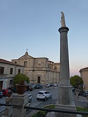 La colonne de l'Immaculée Conception (1954) et la cathédrale de Squillace.