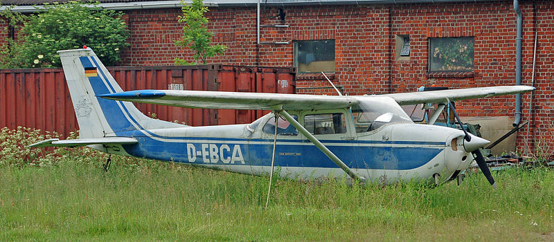 File:Cessna 172 (D-EBCA) 01.jpg
