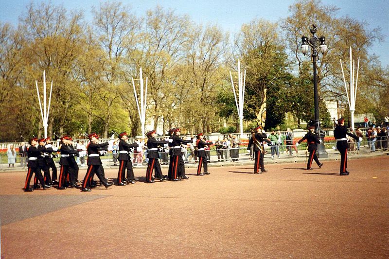 File:Changing the guard (3220191826).jpg