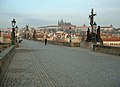Karlsbroen går over elva Vltava i Praha, Tsjekkias hovedstad