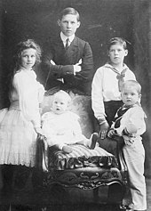 Photographie en noir et blanc montrant cinq enfants et adolescents.