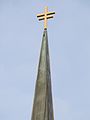 Die Turmspitze der Christuskirche in Memmingen. Das Doppelkreuz soll die lettische Gemeinde symbolisieren, aus welcher die Gemeinde hervorging.