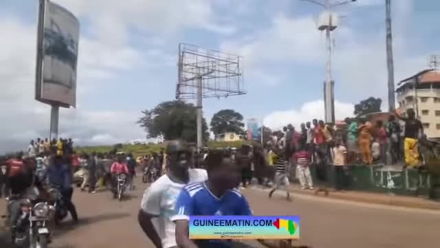 ملف:Chute du régime - Alpha Condé les Guinéens manifestent dans la rue pour soutenir le coup d'État.webm
