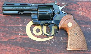 Colt Python зі стволом 4-inch (10 cm) у синьому воронуванні