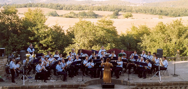 File:Concerto banda musicale di Monteleone d'Orvieto alla Scarzuola.jpg