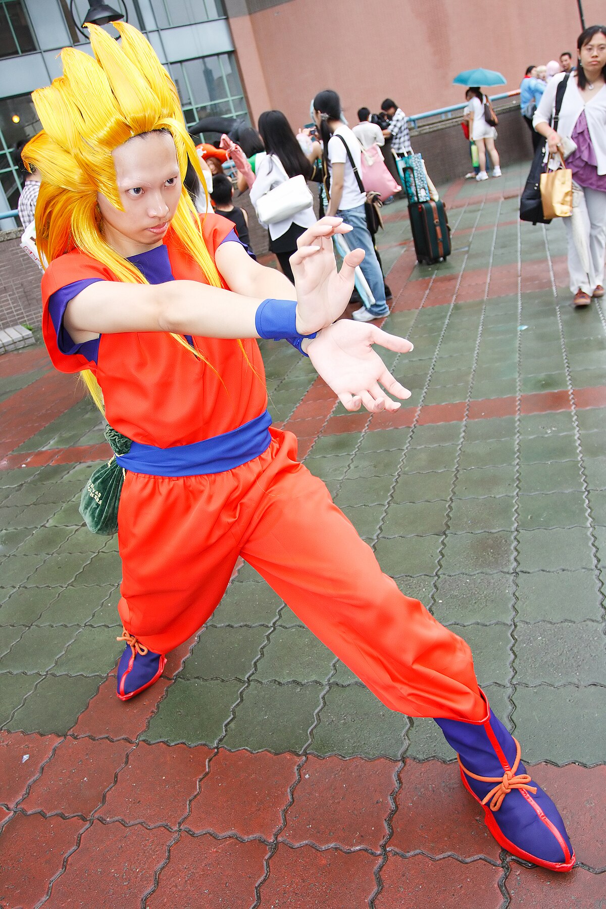 Archivo:Cosplayer of Goku, Dragon Ball Z at CWT16  - Wikipedia,  la enciclopedia libre