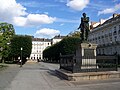 Le cours Cambronne avec, au premier plan, la statue du général, rénovée en 2008.