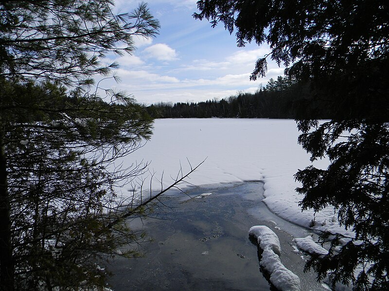 File:Crawford Lake, Ontario, Canada3.JPG
