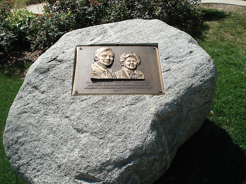 File:Crescent Park - memorial rock.jpg