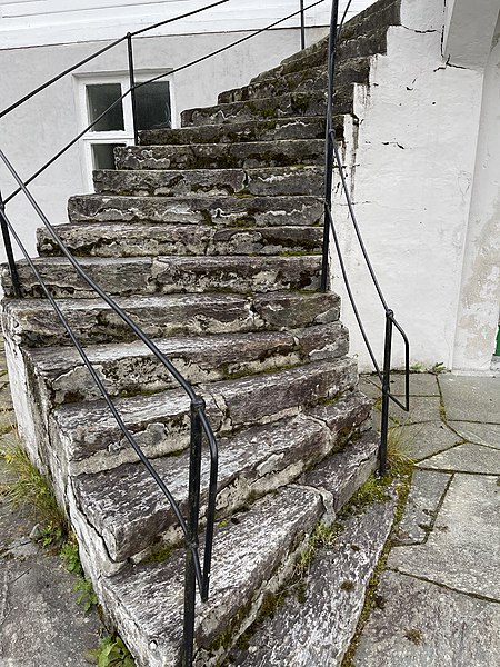 File:DALE Fjaler kommune Vestland fylke Sunnfjord NORWAY. Gamle kommunehuset (1895). Gammel slitt murt trapp Staircase outdoors August 2021 IMG 3349.jpg