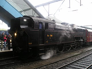 S 736 with heritage train in Odense.