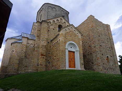 Манастир Ђурђеви ступови се налази на узвишењу изнад Новог Пазара, подигао га је велики жупан Стефан Немања у 12. веку