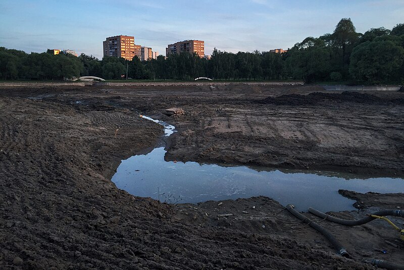 File:Drained pond in Friendship Park, Moscow (30621377214).jpg