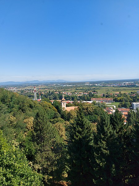 File:Dubovac, panorama Karlovca 105617.jpg