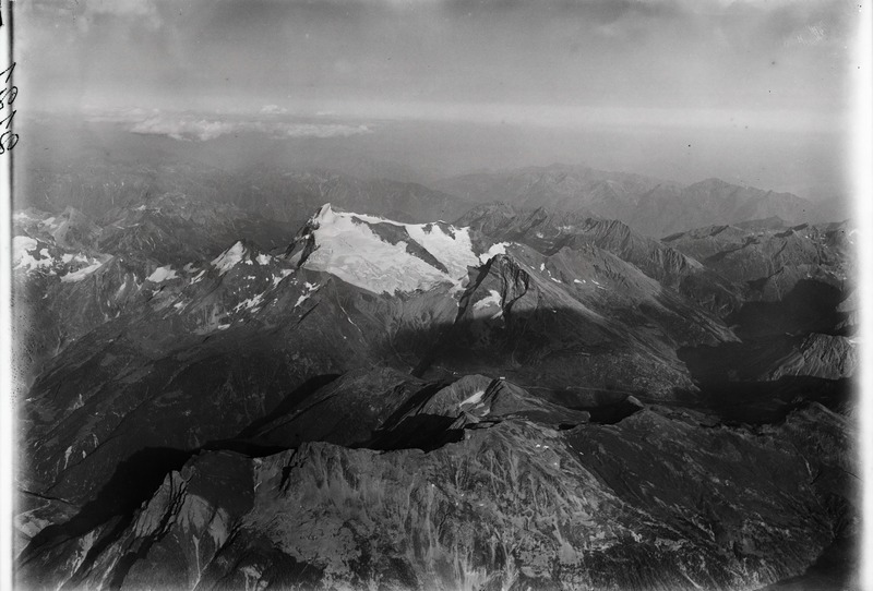 File:ETH-BIB-Monte Leone, Simplonstasse v. W. aus 5000 m-Inlandflüge-LBS MH01-002121.tif