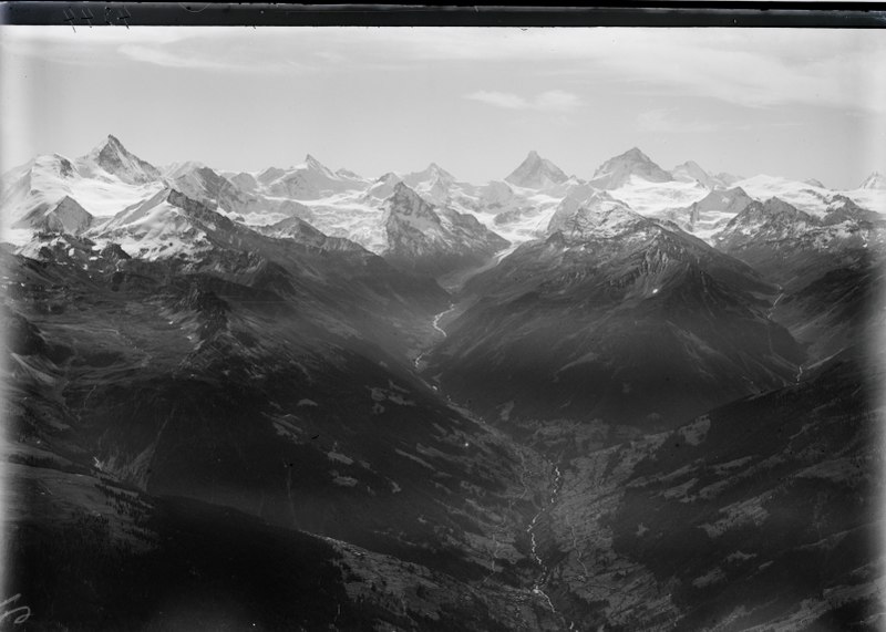 File:ETH-BIB-Val d'Anniviers, Val Zinal, Val Moiry, Weisshorn, Dent Blanche-Inlandflüge-LBS MH01-004344.tif