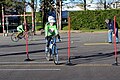 Entraînement consistant en jeux dadresse à vélo sur parcours avec obstacles variés