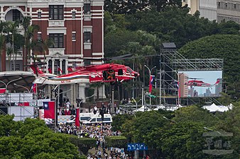 内政部空勤总队黑鹰直升机搭载警政署维安特勤队员进行操演。