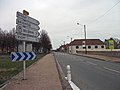 English: Departmental road 984 towards Biozat, Brugheas, Bellerive-sur-Allier (access prohibited for HGV > 7.5 tons) and Vichy, in Effiat, Puy-de-Dôme [10125] Français : Route départementale 984 en direction de Biozat, Brugheas, Bellerive-sur-Allier (accès interdit aux poids lourds de plus de 7,5 tonnes) et Vichy, à Effiat, Puy-de-Dôme [10125]