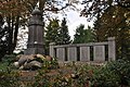 Deutsch: Kriegerdenkmal der ehemaligen Gemeinde Warstade, heute Stadtteil von Hemmoor. Vorne das Denkmal für die Opfer des Ersten Weltkriegs, dahinter das für die Opfer des Zweiten Weltkriegs. This is a photograph of an architectural monument. It is on the list of cultural monuments of Hemmoor, no. 35.202.200.005.