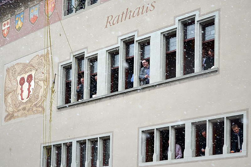 File:Eis-zwei-Geissebei - Rathaus - Hauptplatz 2013-02-12 15-31-37.JPG