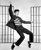 Elvis Presley menari